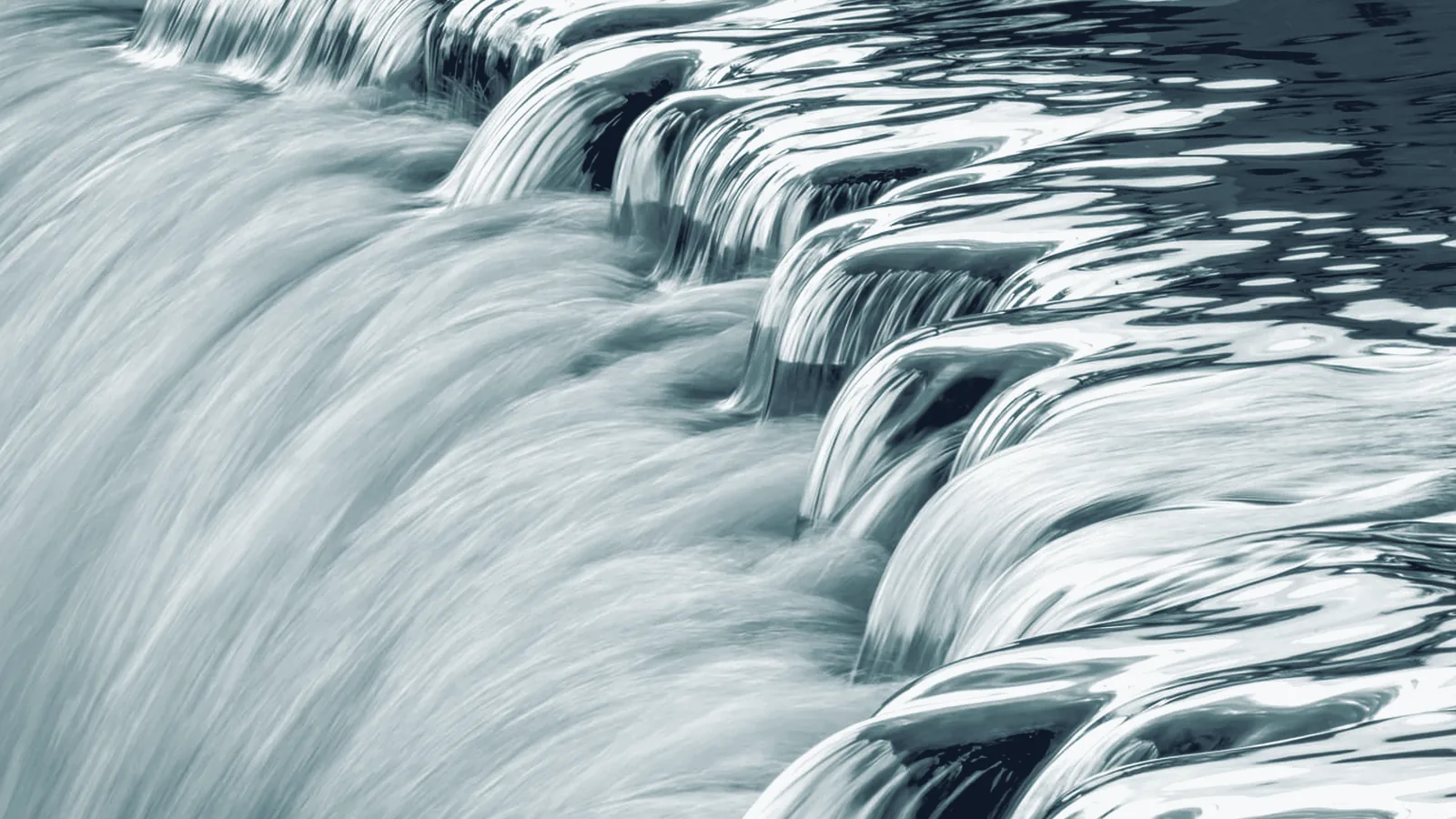Fließendes Wasser als Bild für Ein- und Auszahlungen